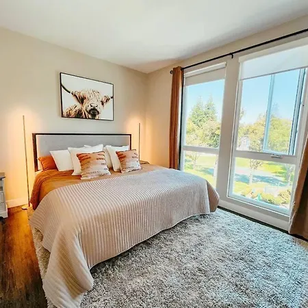 King Bed Modern 2 Bed 2 Bath Pool & Hot Tub Apartment